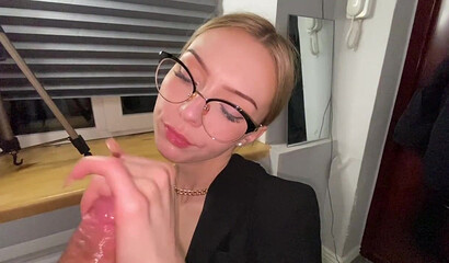 Очкастая блондинка жадно сосет большой член при первой встрече