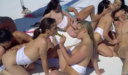 Жаркая оргия с похотливыми красотками на яхте