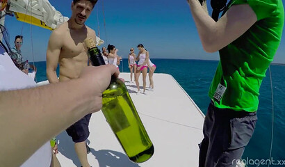 Жаркая оргия с похотливыми красотками на яхте