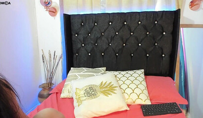 Русская сучка берет за щеку член парня, чтобы сделать ему приятное