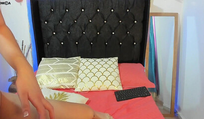 Русская сучка берет за щеку член парня, чтобы сделать ему приятное