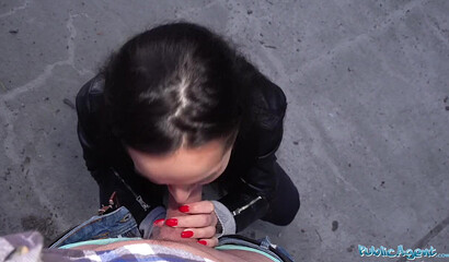 Русская шлюха сосет член за деньги на улице