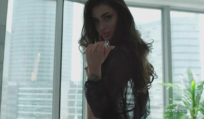 Грудастая брюнетка нежно моет письку в ванной