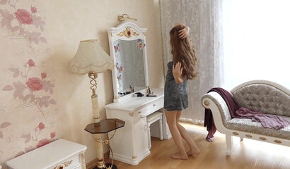 Стройная девушка засветила красивую киску на камеру