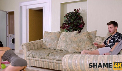 Молодой парень трахнул домработницу в пилотку на ковре