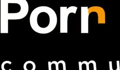 Молодая толстушка писает от удовольствия в ванной