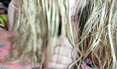 Возбужденная падчерица схватилась за большой член