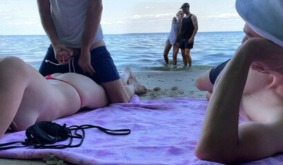 Куколд смотрит как незнакомец трахает меня сзади на общественном пляже