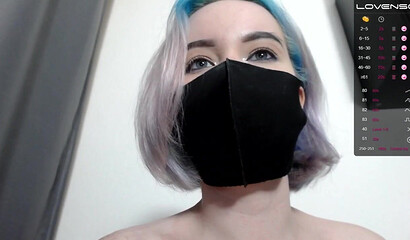 Милашка кайфует с ловенсом внутри