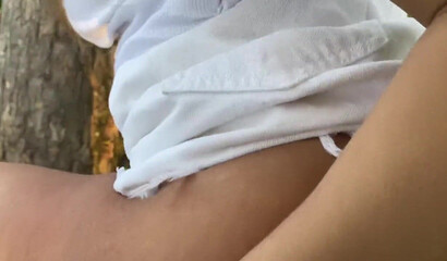 Парень застал писающую девушку и трахнул ее