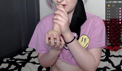 Милашка обожает скакать на дилдо