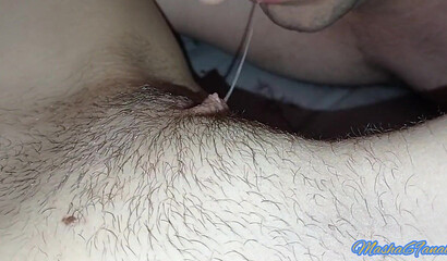 Любовник делает куннилингус своей подружке лаская клитор языком