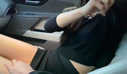 Молодая телочка повелась на пикап и сделала минет в машине