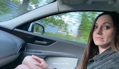 Молодая телочка повелась на пикап и сделала минет в машине