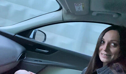 Молодая телочка повелась на пикап и сделала минет в машине