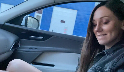 Молодая телочка повелась на пикап и сделала минет в машине