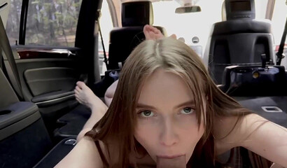 Молодая девушка в белом лифчике сосет член парня в лесу