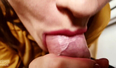 Мачеха делает горячий минет пасынку прямо на кухне