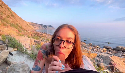 Русская сучка в очках с восторгом делает минет на природе