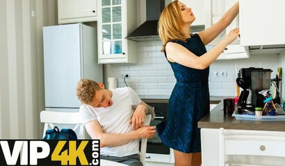 Строгая училка делает шикарный минет своему студенту на дому