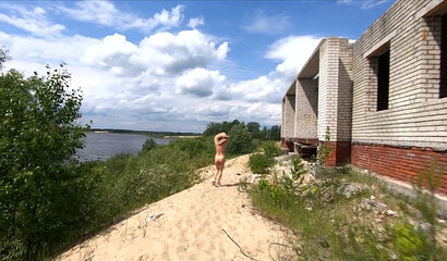 Русская блондинка с гладкой киской гуляет голышом по пляжу