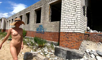 Русская блондинка с гладкой киской гуляет голышом по пляжу