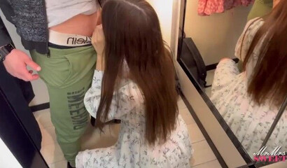 Молодая милашка трахается раком с парнем в примерочной