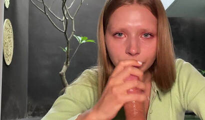 Молодая соседка с аппетитом сосет большой член парня