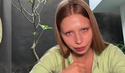 Молодая соседка с аппетитом сосет большой член парня