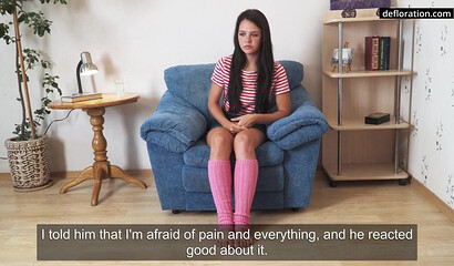 Молоденькая девственница мастурбирует волосатую киску