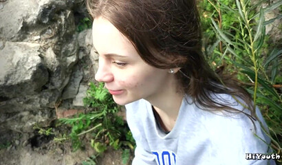 После прогулки одногруппница так возбудилась, что взяла в рот на природе