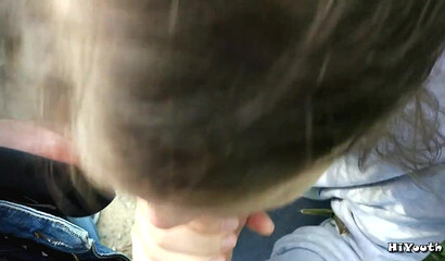 После прогулки одногруппница так возбудилась, что взяла в рот на природе