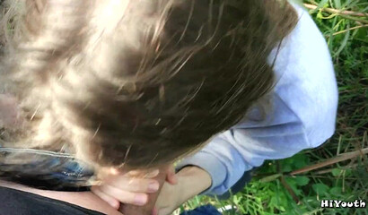 После прогулки одногруппница так возбудилась, что взяла в рот на природе