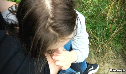 После прогулки одногруппница так возбудилась, что взяла в рот на природе