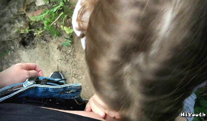 После прогулки одногруппница так возбудилась, что взяла в рот на природе