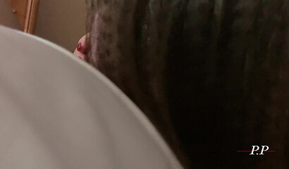 Тёлки "не дают", зато мамина подруга не стала ломаться и набросилась на член