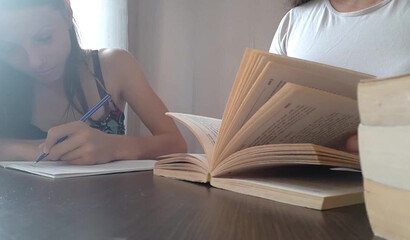 Нет желания писать сочинение? Ничего, у преподши есть занятие поинтереснее