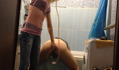 Что ни говори, но странные анальные забавы этой парочки провоцируют дрочку