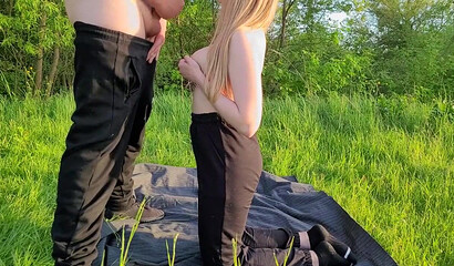 Пошли на шашлыки, но в итоге предались любовным утёхам прямо в лесопарке