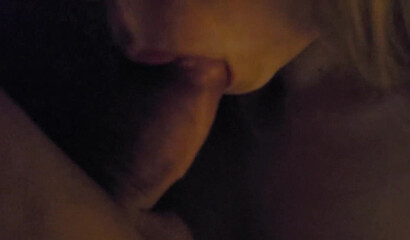 Школьница очень качественно поработала ротиком на вписке у лучшего друга