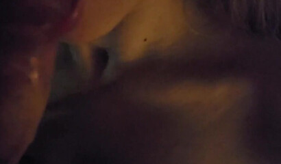 Школьница очень качественно поработала ротиком на вписке у лучшего друга